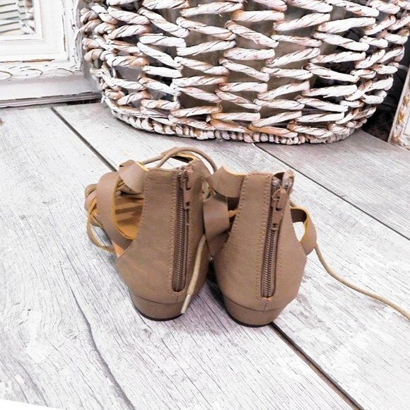 BRAND NEW-FOREVER 21 FAUX LTHR GLADIATOR SANDALS**Priced to Sell** - Picture 2 of 4